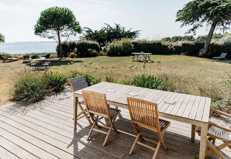 Terrasse en teck avec vue panoramique sur l'océan